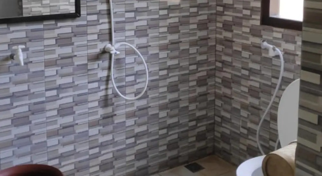 Кровать в общем номере Homestay Rahayu