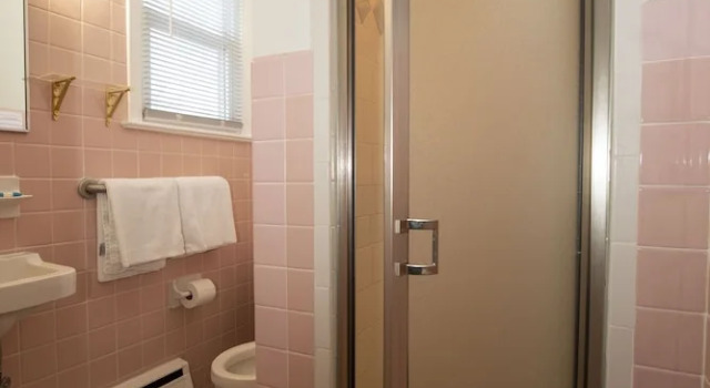 Четырёхместный номер Standard с балконом Simmons Motel and Suites