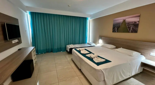 Трёхместный номер Standard с балконом Sunny Blue Hotel