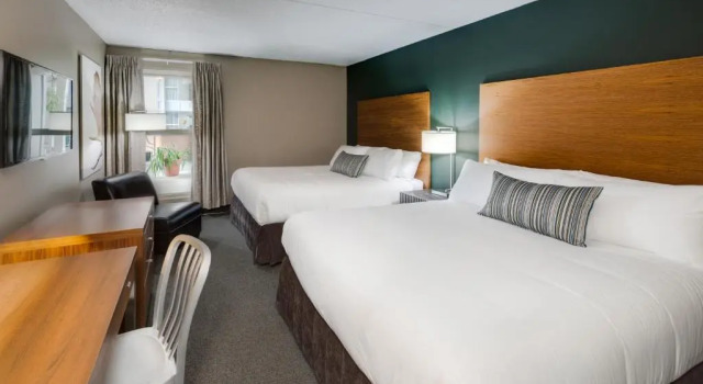 Четырёхместный номер Standard Heritage Inn Hotel & Convention Centre - Moose Jaw