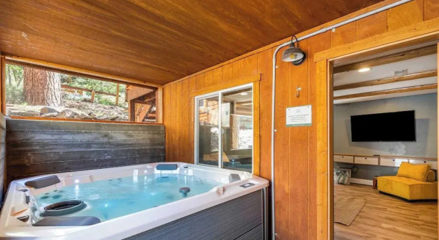Коттедж 10 Mins to the Lake, Hot Tub & Game Room, Modern Cabin Bearpaw by Avantstay