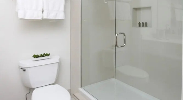 Номер Luxury с балконом и с видом на озеро Bay Pointe Inn