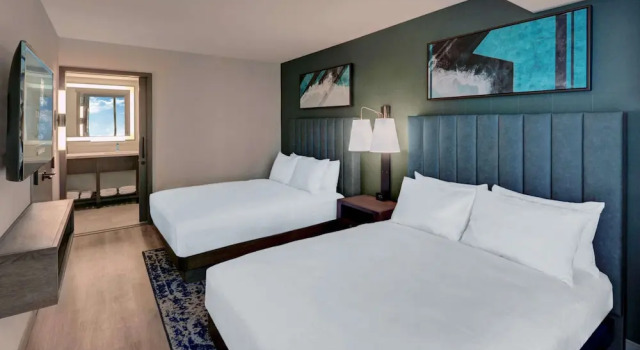 Четырёхместный люкс Mobility Accessible Roll-In Shower с 2 комнатами Embassy Suites By Hilton Virginia Beach Oceanfront Resort