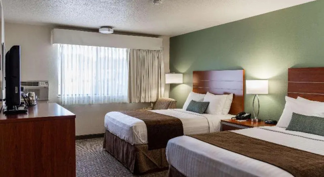 Четырёхместный номер Accessible Best Western Buffalo Ridge Inn Near Mt Rushmore