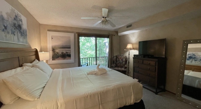 Forest view, log-sided two bedroom, two bath condo on Lake Ouachita. 2 Condo by RedAwning, Varaa Huoneisto Mount Ida 