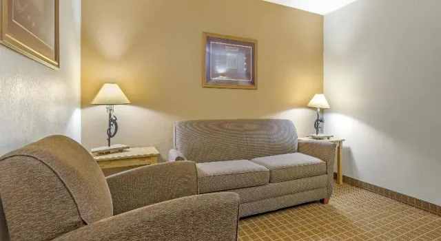 Четырёхместный номер Standard с балконом Best Western Gold Canyon Inn & Suites