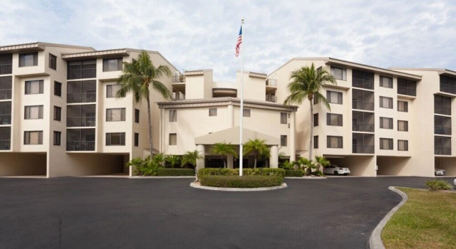 Romantic Condo Across From Beach! 1 Bedroom Condo by Redawning