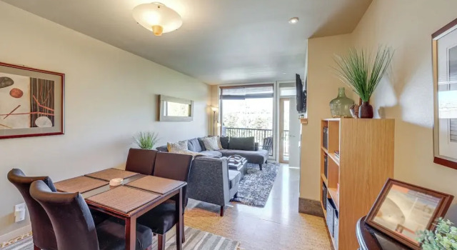 Walk to the Lake: Chelan Condo w/ Mtn Views!, Prenota Appartamento Chelan Washington (state)