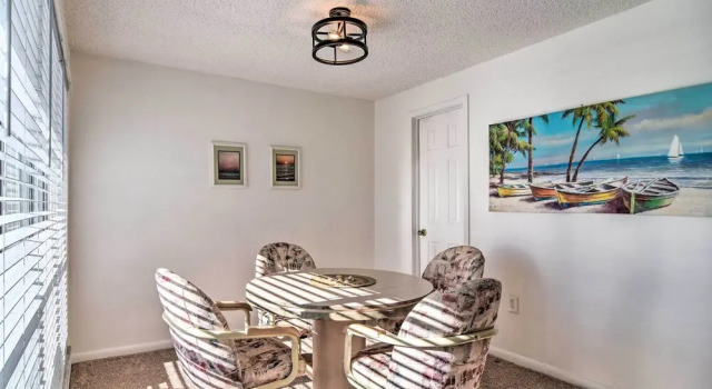 Апартаменты с 2 комнатами с балконом Coastal Madeira Beach Condo - Walk to Gulf!