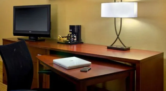 Четырёхместный номер Standard с красивым видом из окна Courtyard By Marriott Jersey City Newport