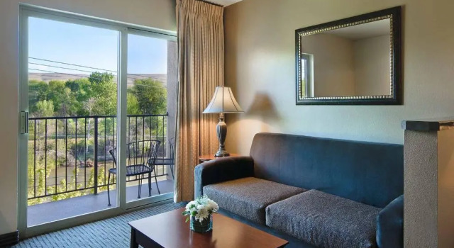 Двухместный люкс с видом на реку Oxford Suites Yakima