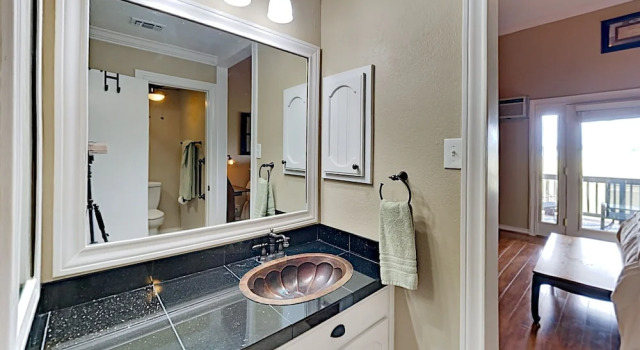 Lake-view All-suite - Near Marina & Dining 2 Bedroom Townhouse