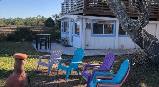 Коттедж Standard Riverside Inn and Cottages