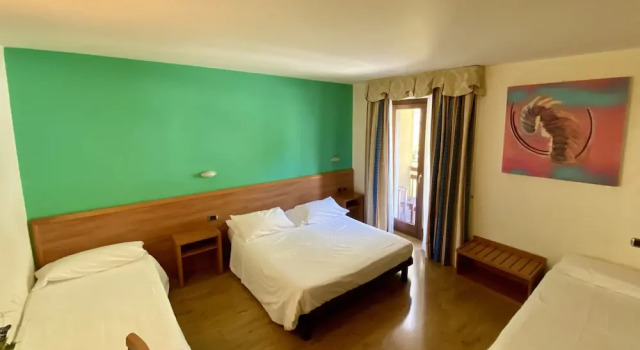 Четырёхместный номер Standard с балконом и с видом на горы Crabun Hotel