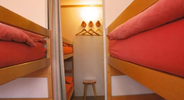Кровать в общем номере Hotel Alpenblick