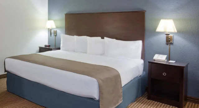 Двухместный номер Deluxe AmericInn by Wyndham Menominee