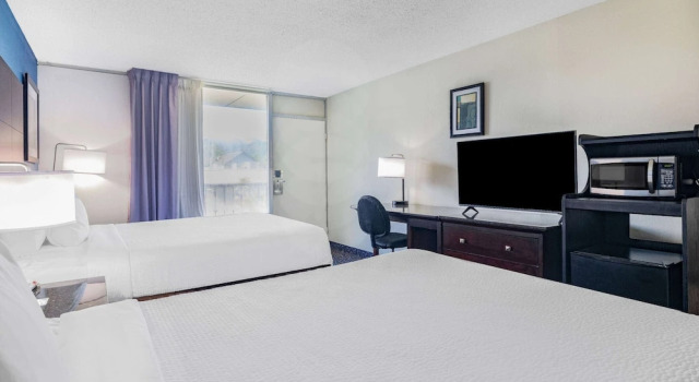Четырёхместный люкс Days Inn and Suites by Wyndham Oxford