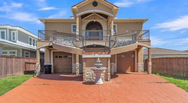 Charming 2 Story Retreat 2 Bedroom Home by RedAwning, Boek Hotel Bacliff Houston