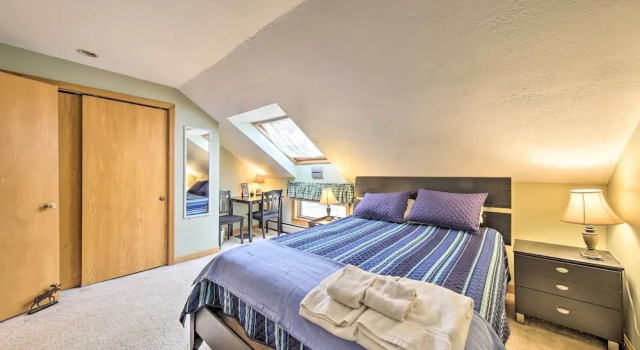 Condo w/ Rangeley Lake Views: 10 Mi to Saddleback!, Book Hotel Hoteller i Rangeley med parkering, Parkering