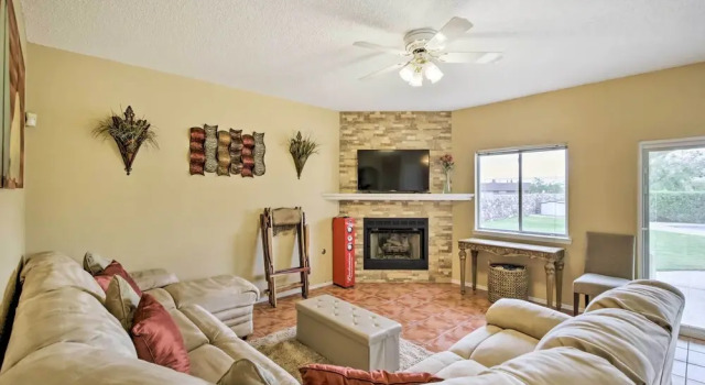 El Paso Retreat w/ Pool: 11 Mi to Downtown!, Varaa Hotelli El Paso 