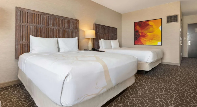 Четырёхместный номер Standard с красивым видом из окна Hilton La Jolla Torrey Pines