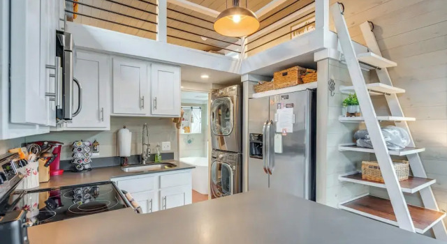 Tiny Home in Flat Rock: Easy Access to I-26!, Забронировать Дом для отпуска Отели Флэт-Рок с парковкой, Парковка