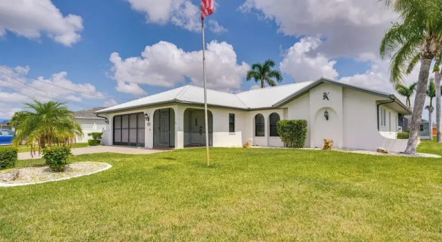 Lanai & Pool: Waterfront Cape Coral Home!, Забронировать Дом для отпуска Кейп-Корал Southwest Florida, рядом с Lee Health Women's Health