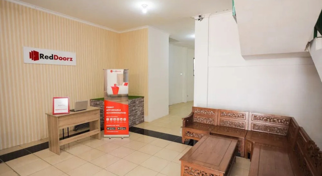 RedDoorz near Plaza Araya 2