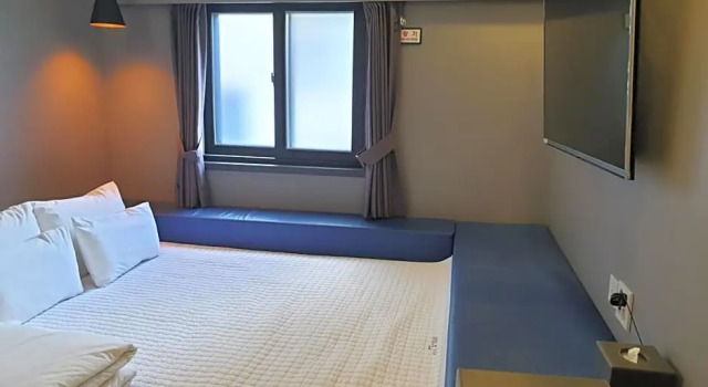 Camera Standard Hotel Gray