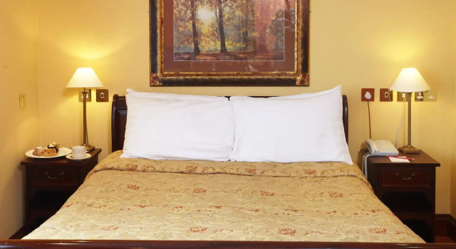 The Tollgate Hotel, Забронировать Отель Стейнинг South Downs