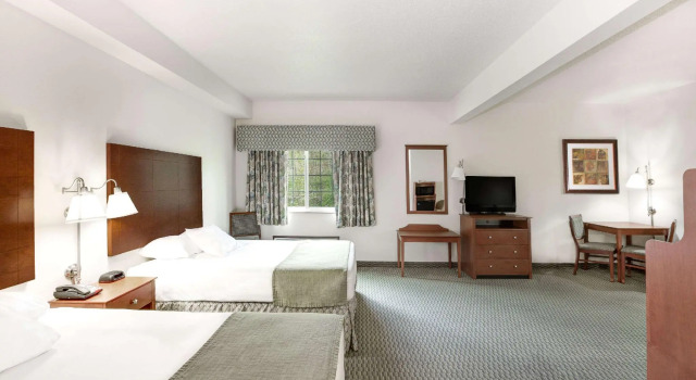 Четырёхместный люкс Days Inn by Wyndham Carroll