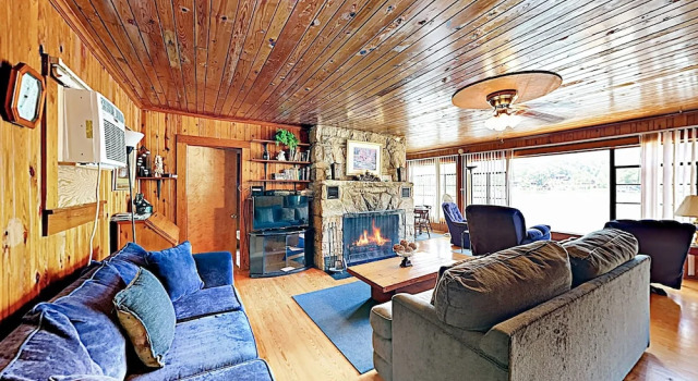 Lakefront : Deck W/ Blue Ridge Mountain View 2 Bedroom Home, Book Hotel 3-stjernede hoteller i Springfield, 3*