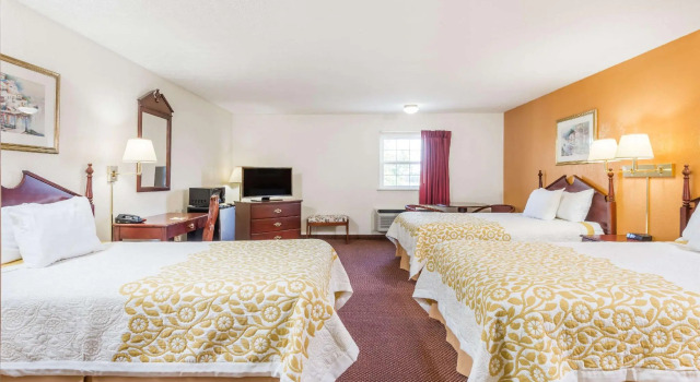 Шестиместный номер Standard Days Inn by Wyndham Amherst OH - Near Cleveland Cedar Point & Lake Erie