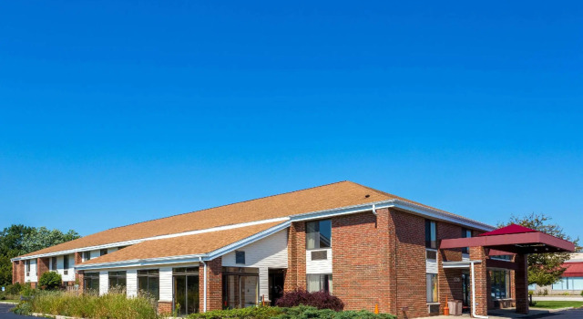 Кровать в общем номере Super 8 by Wyndham Watertown WI
