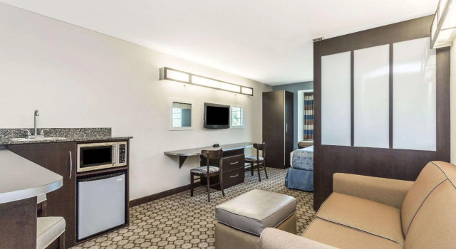 Двухместный люкс Microtel Inn & Suites by Wyndham Spring Hill/Weeki Wachee