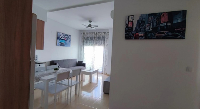 Apartamento con patio, piscina y parking privado