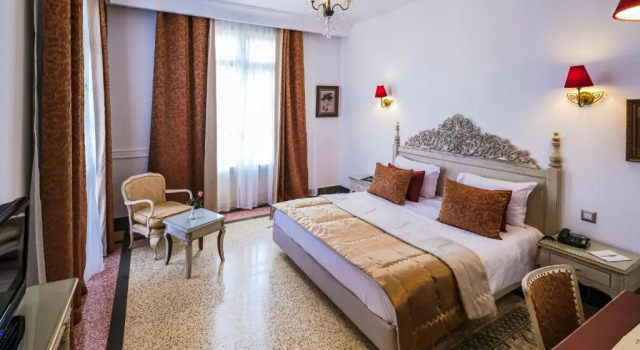 Полулюкс Majestic Hotel