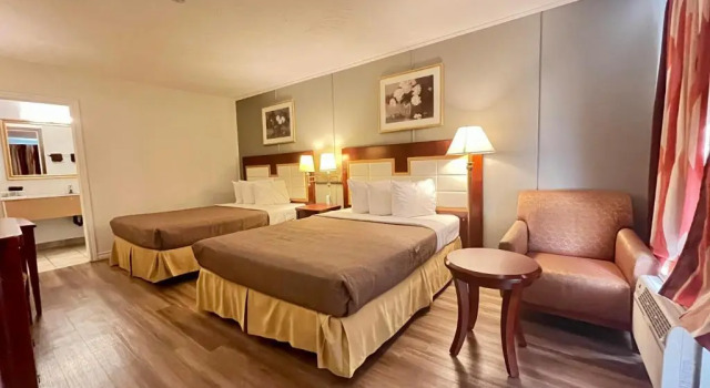Четырёхместный номер Standard Holiday Motel