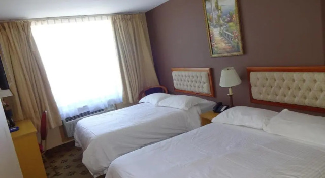 Четырёхместный номер Standard Flushing Hotel