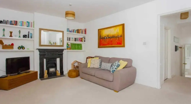 Bright and Airy 3 Bedroom Maisonette in South London