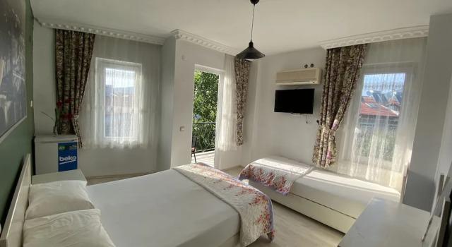 Трёхместный семейный номер Standard с балконом Greenway Hotel