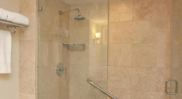 Двухместный люкс с балконом и с видом на город GALLERY One - A DoubleTree Suites by Hilton Hotel