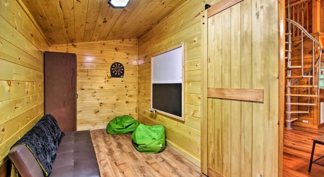 Charming Pigeon Forge Cabin w/ Private Hot Tub!, Забронировать Дом для отпуска Отели Пиджен-Фордж с парковкой, рядом с Семейный парк Goats on the Roof, Парковка