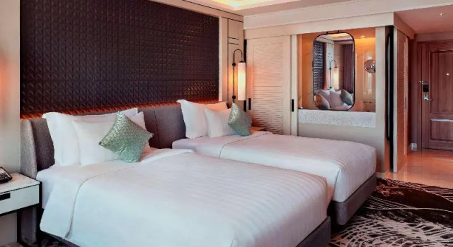 Standard Twin room Movenpick Surabaya City