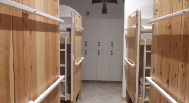 Кровать в общем номере Albergue Milladoiro