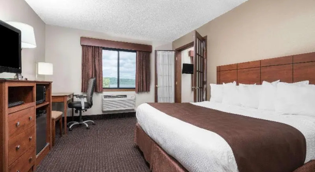 Полулюкс с видом на озеро AmericInn by Wyndham Lake City