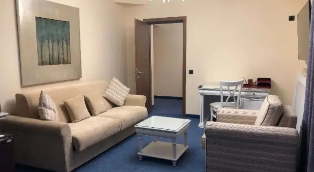 O podwyższonym standardzie dwuosobowy suite i balkonem Mercure Galati Centrum