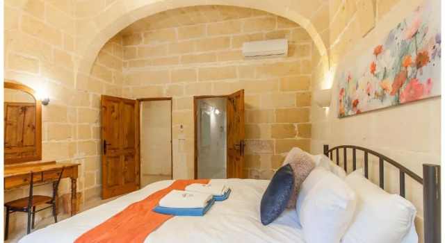 Коттедж Centre Island Gozitan Farmhouse & Pool - Happy Rentals