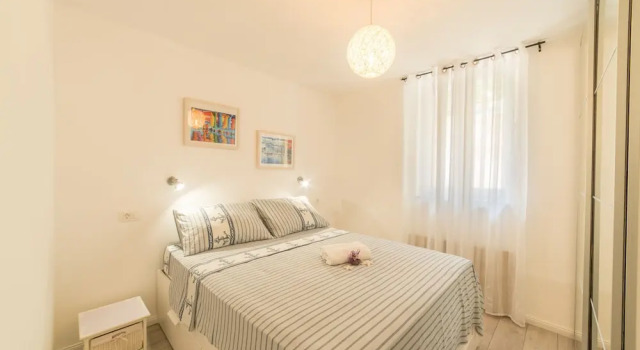 Apartment Nono near the beach with parking, Prenota Appartamento Splitska 