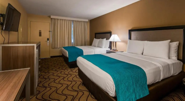 Четырёхместный номер Standard с балконом и с видом на сад SureStay Plus Hotel by Best Western Sacramento North